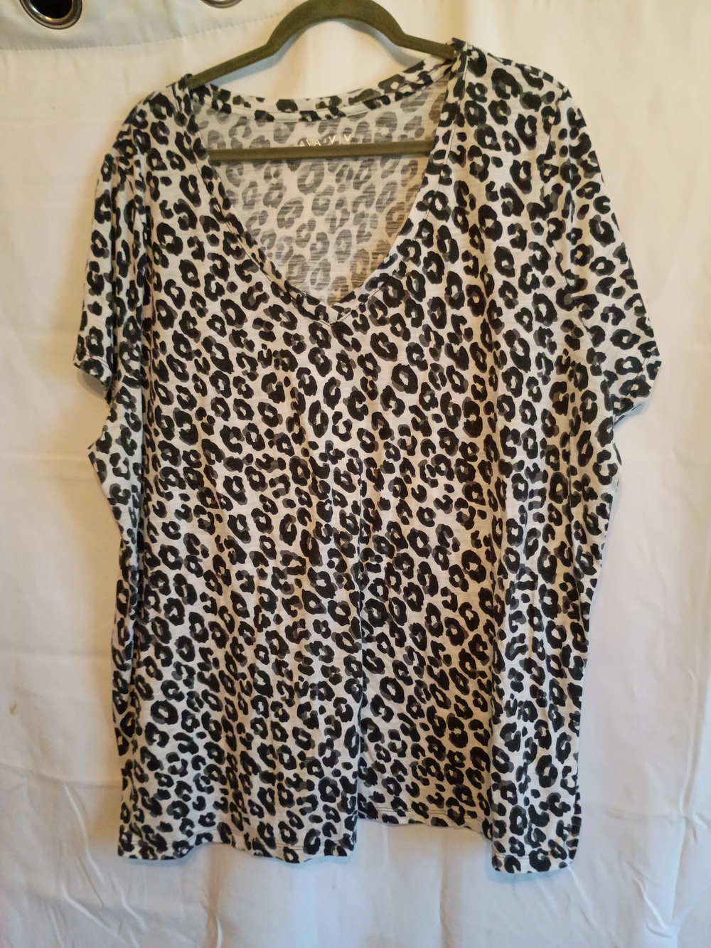 Leopard Print V-Neck Ava And Viv Women’s Top - Black and White Size 3x